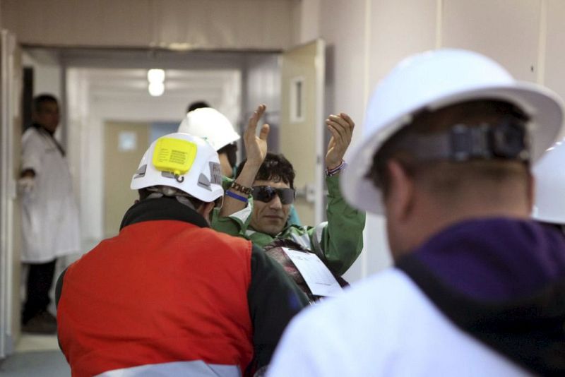 El minero Claudio Yáñez entra en el hospital de Copiapó tras ser rescatado.