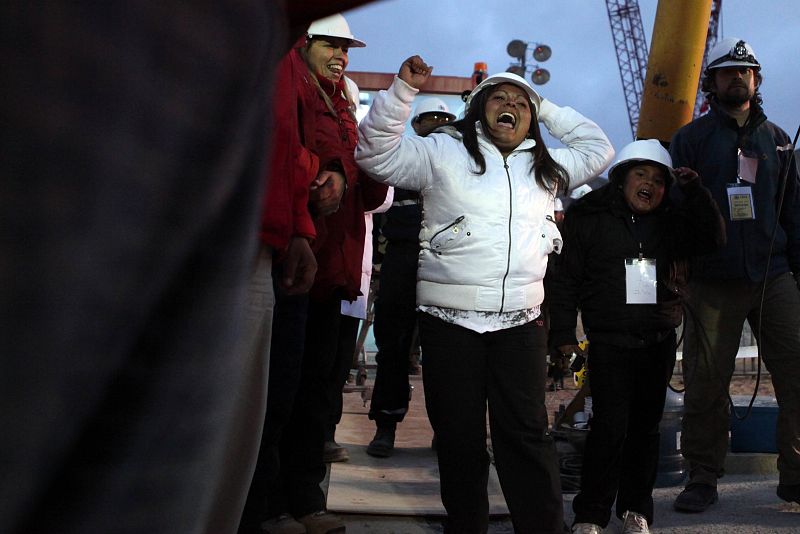 La mujer y la hija del minero Claudio Yáñez celebra su salida a la superficie tras más de dos meses atrapado en la mina San José