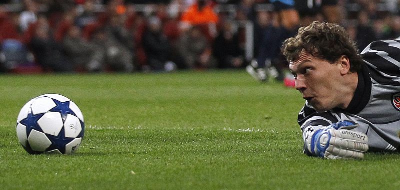 El portero del Shakhtar Donetsk,Andriy Pyatov, mira impotente como el balón se le escapa para acabar subiendo al marcador como el primer gol del Arsenal.
