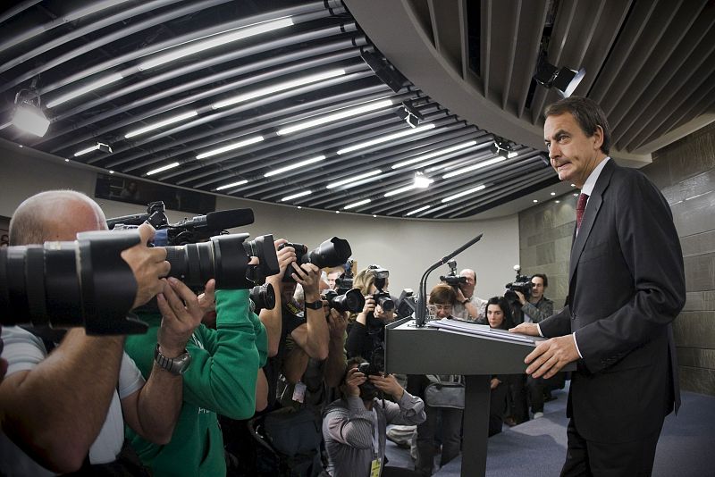 El presidente del Gobierno, ante numerosos fotógrafos durante la rueda de prensa que ha ofrecido en el Palacio de la Moncloa para anunciar una amplia remodelación de su gabinete, tras comunicársela al Rey en el Palacio de la Zarzuela.