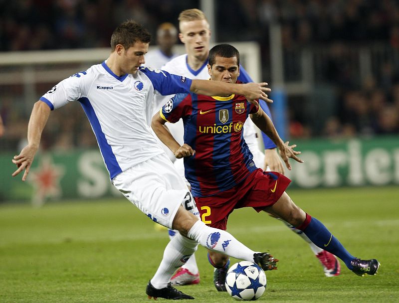 Dani Alves presiona a Martin Vingaard para intentar arrebatarle la pelota durante el encuentro en el Camp Nou.
