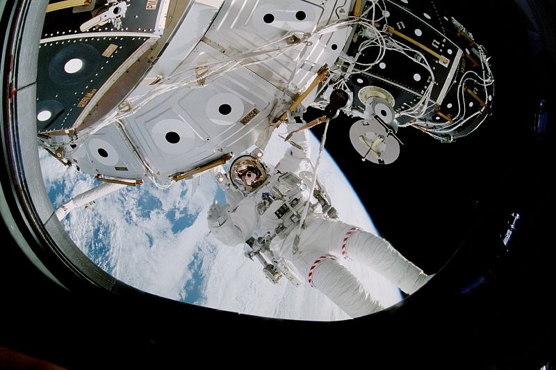 Michael Lopez-Alegria trabaja en el exterior de la ISS durante la misión STS-92, en octubre de 2000, para dejarla lista para la llegada de sus primeros ocupantes