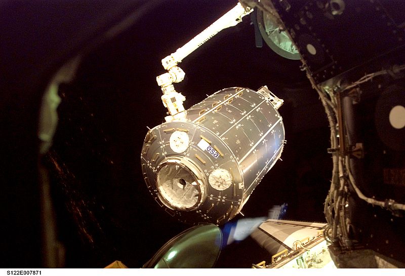 El laboratorio Columbus de la ESA camino de su ubicación en la Estación Espacial Internacional, a donde llegó en la bodega de carga del Atlantis en la misión STS-122