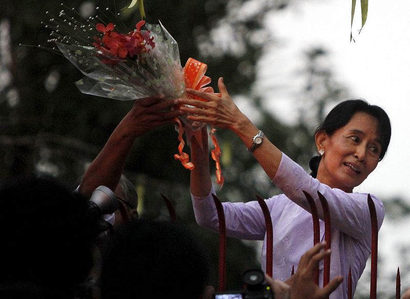 SUU KYI INVITA A SUS SEGUIDORES A TRABAJAR UNIDOS Y LES CITA PARA MAÑANA
