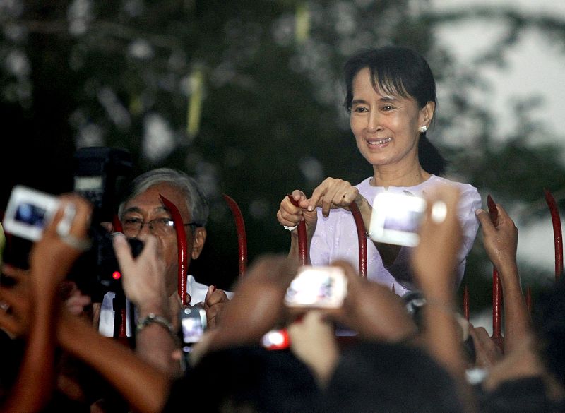 SUU KYI INVITA A SUS SEGUIDORES A TRABAJAR UNIDOS Y LES CITA PARA MAÑANA