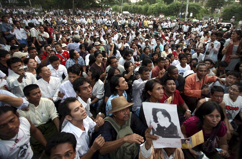 SUU KYI INVITA A SUS SEGUIDORES A TRABAJAR UNIDOS Y LES CITA PARA MAÑANA