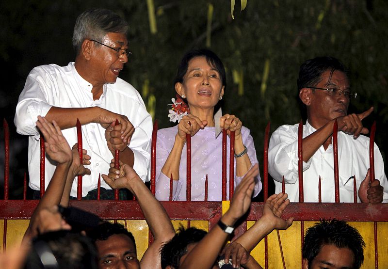SUU KYI INVITA A SUS SEGUIDORES A TRABAJAR UNIDOS Y LES CITA PARA MAÑANA