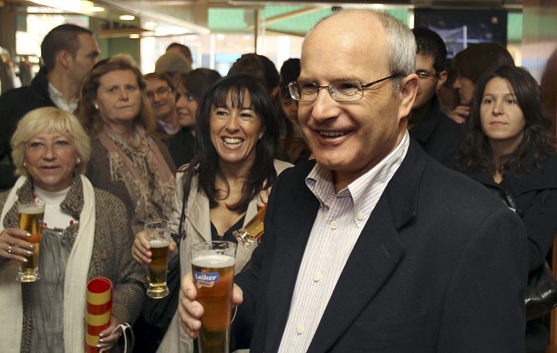 El presidente de la Generalitat, José Montilla, comparte unas cañas de cerveza con unos vecinas de Cerdanyola del Vallès (Barcelona), tras realizar un "mitin relámpago" en la localidad.