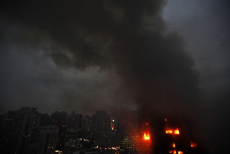 El incendio ha afectado a un bloque de apartamentos de 28 plantas