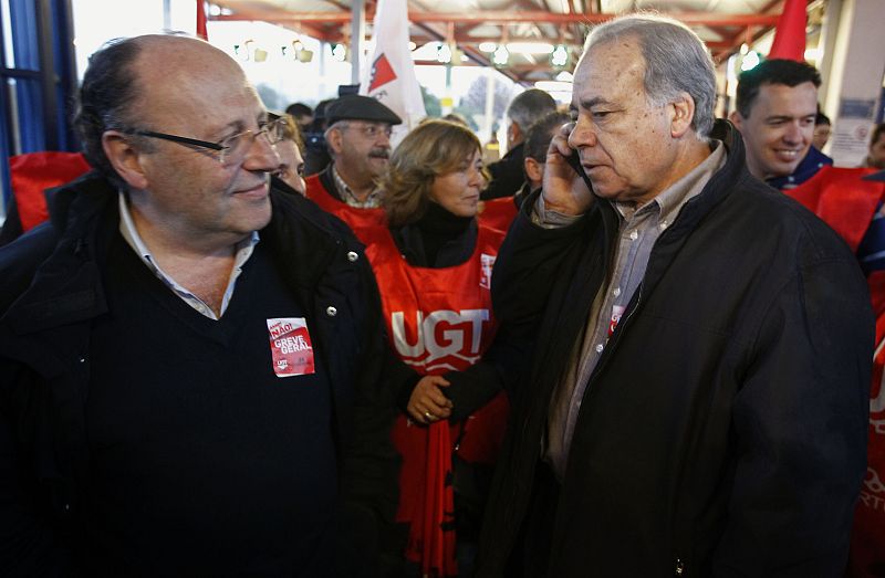 Los líderes sindicales lusos, en la entrada de la planta de Volkswagen en Autoeuropa, que ocupa a cerca de 9.000 empleados