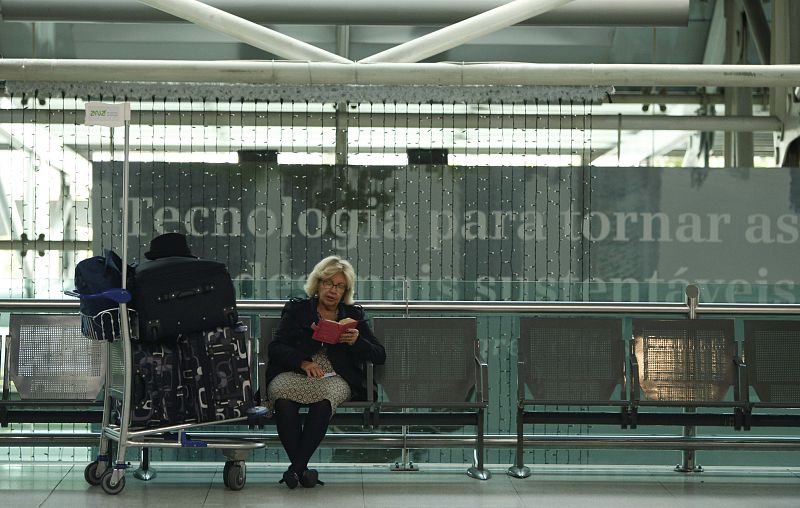 Leer ha sido una de las ocupaciones más habituales entre aquellos que esperaban la salida de sus vuelos