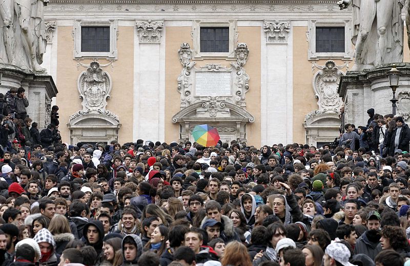 Miles de estudiantes se han concentrado en el Campidoglio, en Roma.