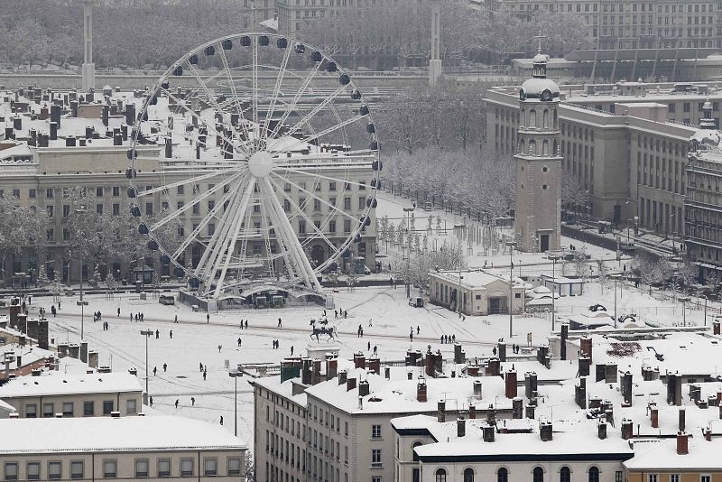 La ciudad francesa de Lyon se encuentra completamente cubierta por la nieve