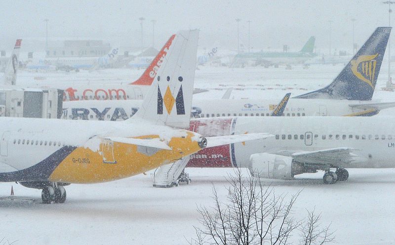 Este es el aspecto que ofrecían las pistas de Gatwick este miércoles: completamente nevadas