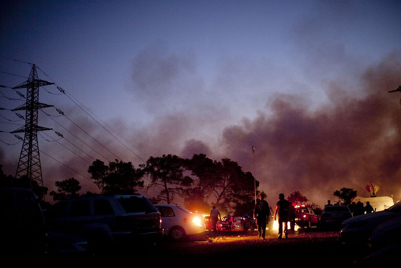 El incendio se ha iniciado en varios puntos y se ha visto favorecido por rachas de viento de 30 kilómetros por hora y temperaturas en torno a los 30 grados centígrados.