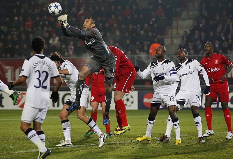 El portero del Tottenham Hotspur, Heurelho Gomes, despeja un balón.