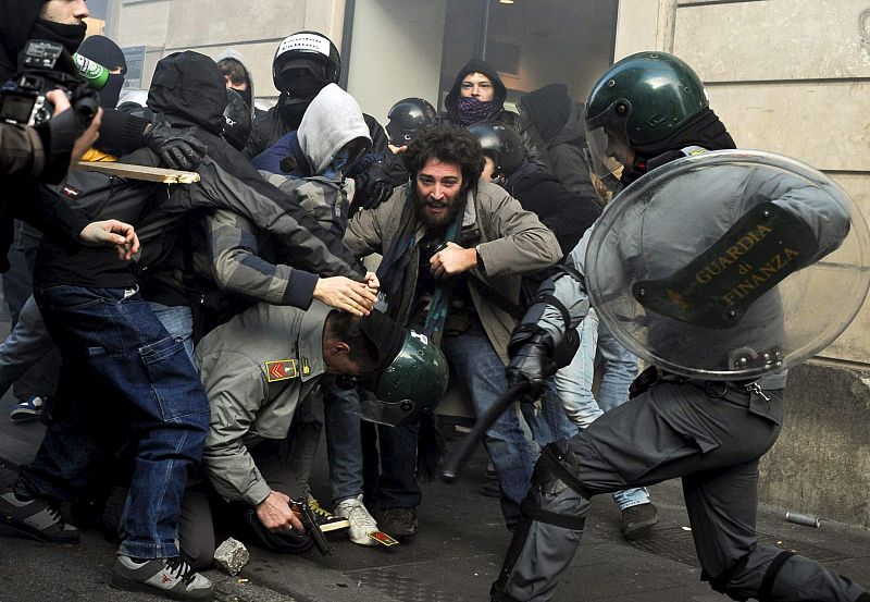 DUROS ENFRENTAMIENTOS ENTRE LA POLICÍA Y MANIFESTANTES EN EL CENTRO DE ROMA