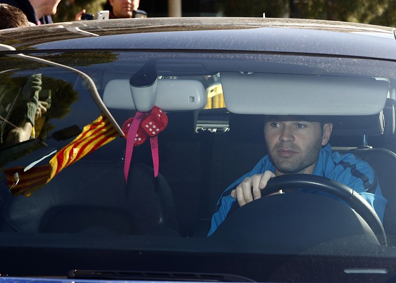 El azulgrana Andrés Iniesta saliendo en su coche de un entrenamiento con el FC Barcelona.