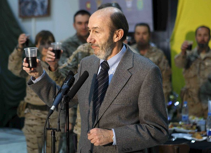 PÉREZ RUBALCABA EN AFGANISTÁN PARA VISITAR A LAS TROPAS ESPAÑOLAS