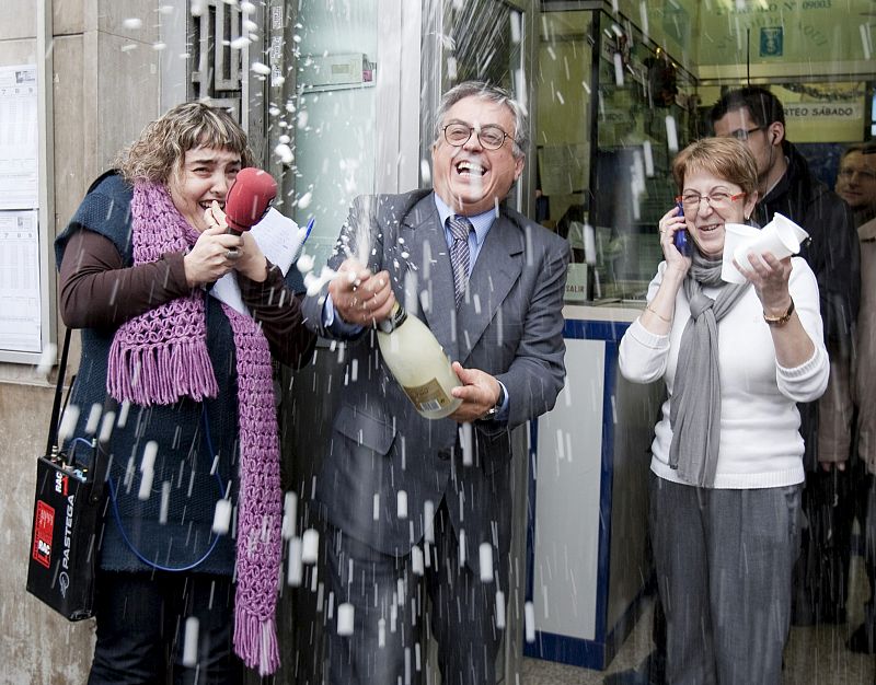 El propietario de la administración Nº 97 de Barcelona  celebra con cava el haber repartido 3 millones de euros al vender la única serie del número 79.250, el Gordo.