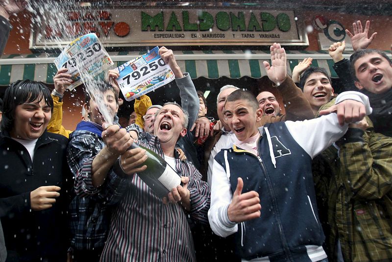 La alegría se desborda en Pallejà, donde el bar Maldonafo ha vendido 60 series del Gordo.