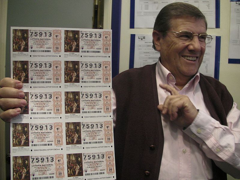 El lotero Juan Ángel González lleva toda la vida abonado al 75.913, el número agraciado con el tercer premio. Hoy ha repartido 97,5 millones de euros.
