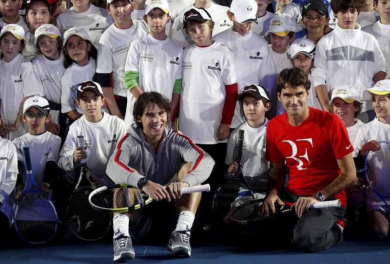 Rafa Nadal posa junto a un grupo de niños antes del encuentro.