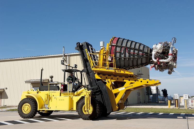 La NASA utiliza una carretilla elevadora especialmente modificada para mover los motores.