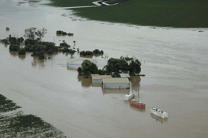 En Emerald, en el centro del Estado, sus 1.200 habitantes fueron evacuados en la noche del jueves y un 80 por ciento de las casas están anegadas después de que el río Nogoa alcanzara los 16 metros.