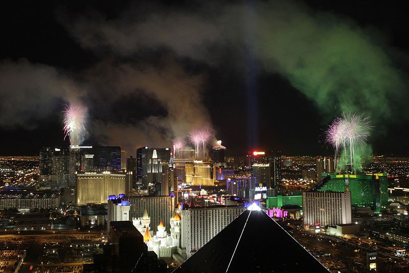 Fin de año en Las Vegas: los casinos lanzaron todos sus fuegos artificiales para celebrarlo