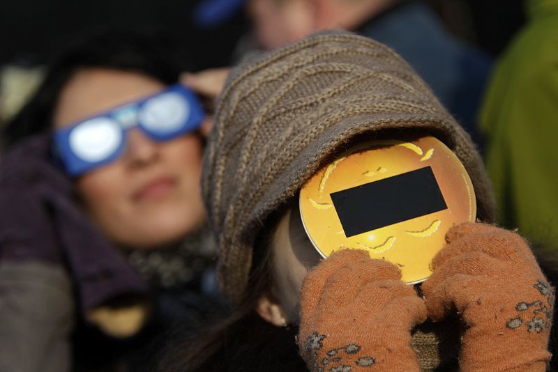 En la capital rumana de Bucarest, los aficionados se han puesto las gafas de sol pertinentes para proteger su vista