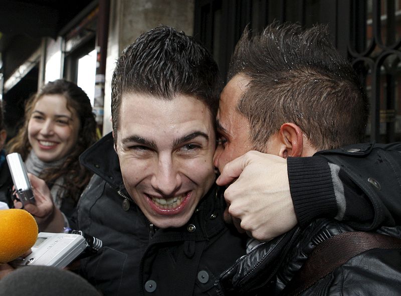 Dos jóvenes agraciados con el primer premio de "El Niño", que acudieron a la administración para celebrarlo nada más acabar el sorteo.