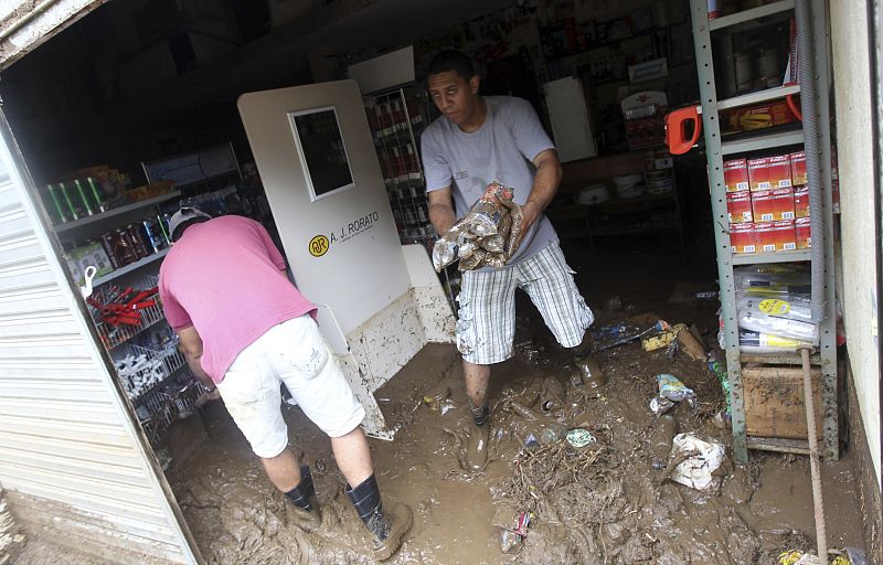 Los comercios también han sufrido los estragos de las lluvias y los trabajadores se han empleado a fondo para recuperar los artículos que no han quedado inutilizables.