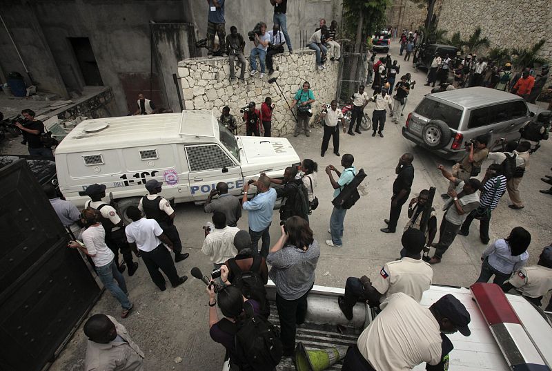 La caravana que escoltaba a Duvalier hasta el Palacio de Justicia para su interrogatorio