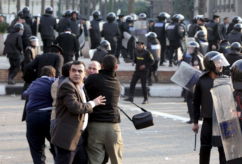 La protesta, al calor de las manifestaciones que terminaron con la salida del poder del presidente tunecino, Ben Ali, fue convocada en foros de internet.