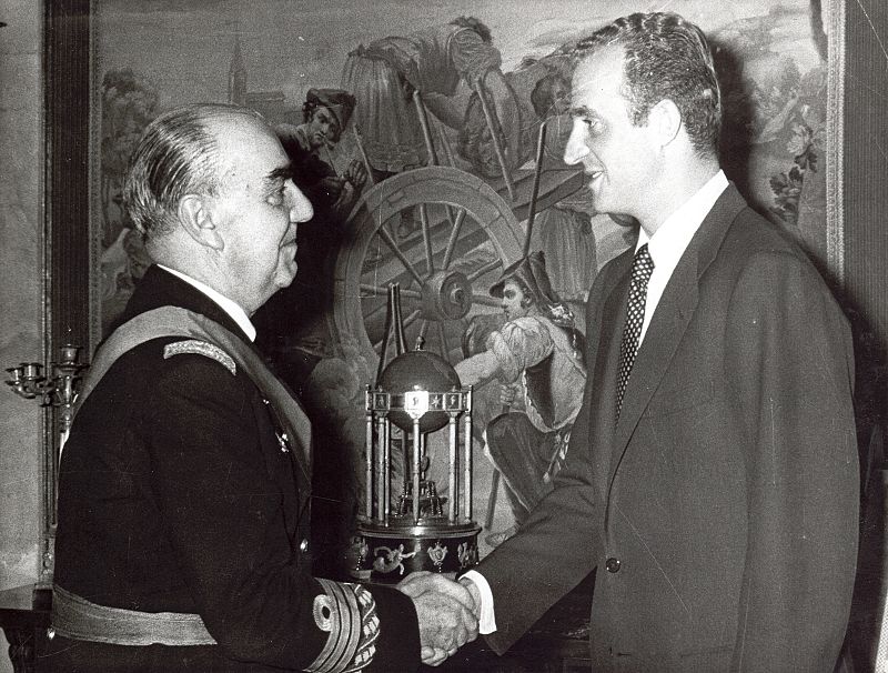 Carrero Blanco saluda al príncipe Juan Carlos tras jurar su cargo como presidente del Gobierno