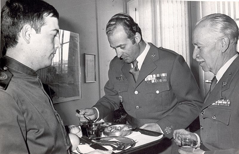 El Rey Juan Carlos durante una visita a la Escuela Superior del Ejército