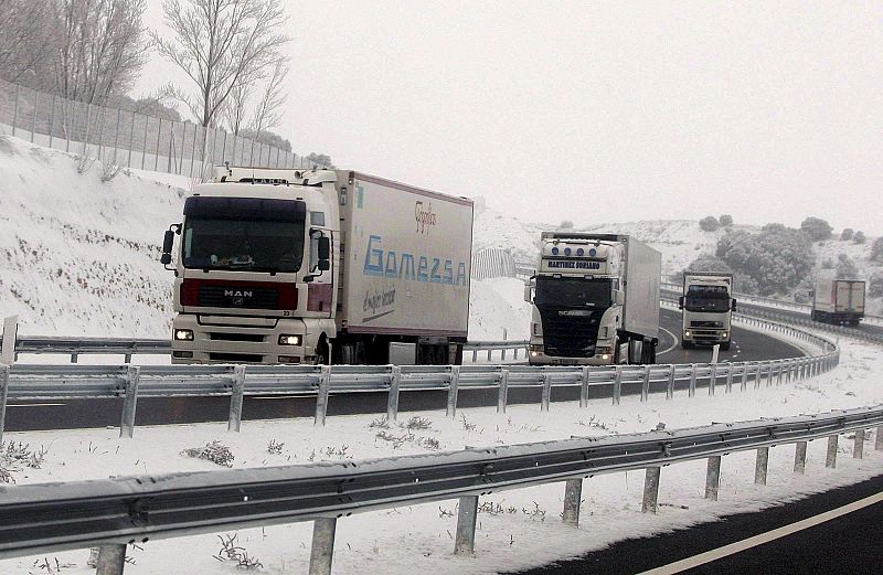 La nieve que ha caído en las últimas horas ha complicado el tráfico rodado en muchas carreteras, principalmente en las vías secundarias