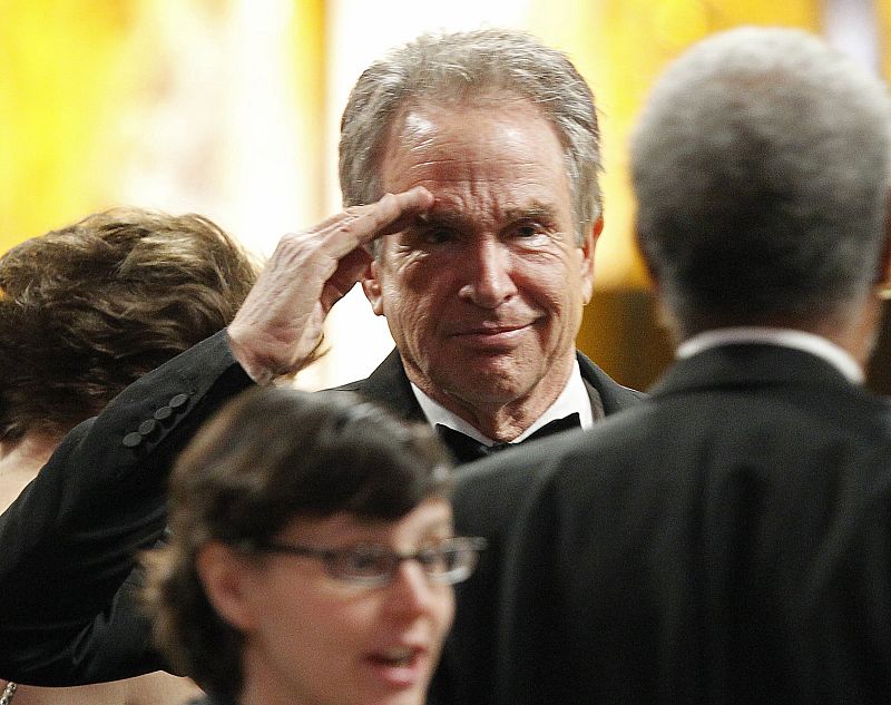 Warren Beatty saluda a Morgan Freeman en los premios al sindicato de actores