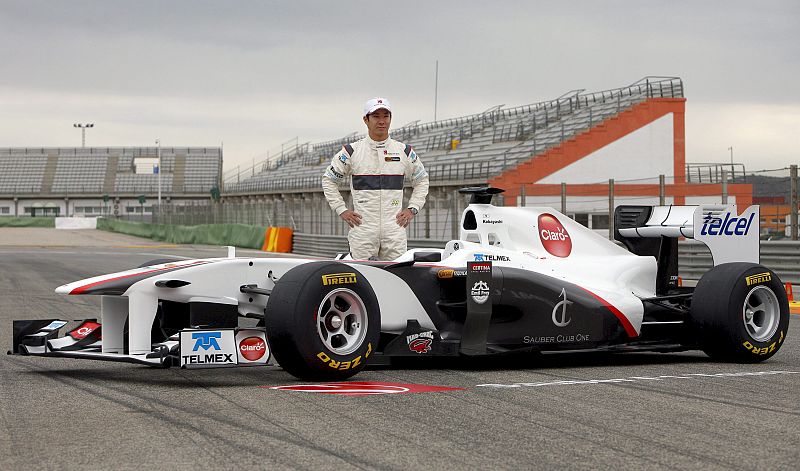 El piloto japonés de la escudería Sauber, Kamui Kobayashi, posa durante la presentación del nuevo monoplaza con el que participará en el Mundial de Fórmula Uno 2011.