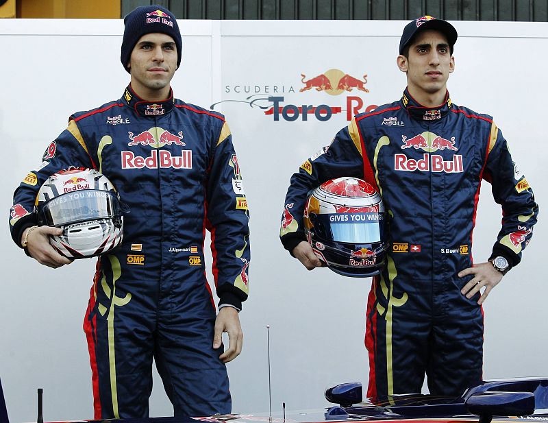 El piloto español Alguersuari y Sebastien Buemi posan durante la presentación del equipo Toro Rosso de Fórmula 1 en Cheste.
