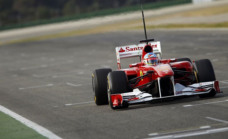 Fernando Alonso conduce su nuevo F150 en el asfalto de Cheste.