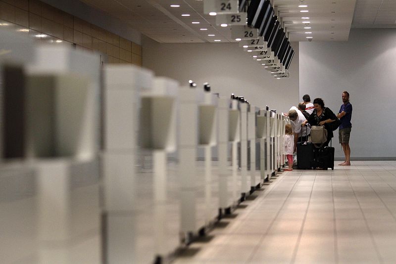 Ante la llegada del ciclón Yasi, varios aeropuertos, como este de la ciudad de Cairn, han tenido que cerrar