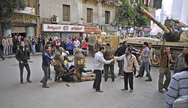 Enfrentamientos entre partidarios y detractores de Mubarak