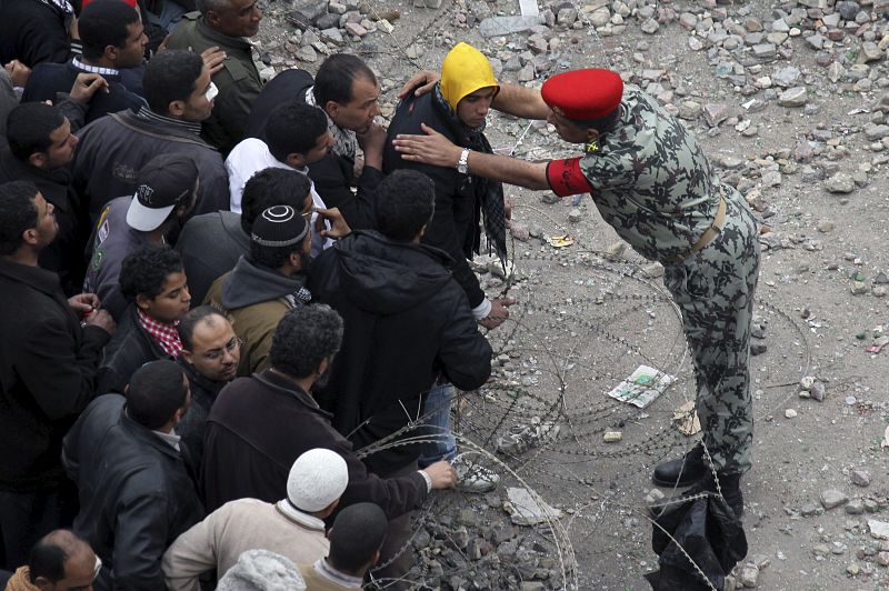 MANIFESTANTES PIDEN LA DIMISION DE HOSNI MUBARAK