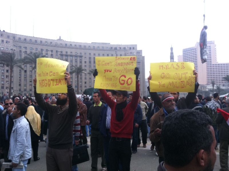 Manifestantes con pancartas contra Mubarak en la plaza Tahrir