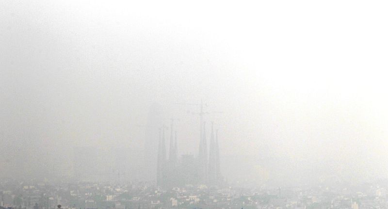 Vista de la Sagrada Familia de Barcelona en una jornada en la que la polución hacía invisible el edificio de Gaudí