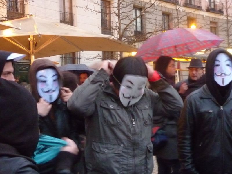 A pesar de la lluvia, centenares de manifestantes acudieron a protestar por la ley Sinde en la alfombra roja de los Goya