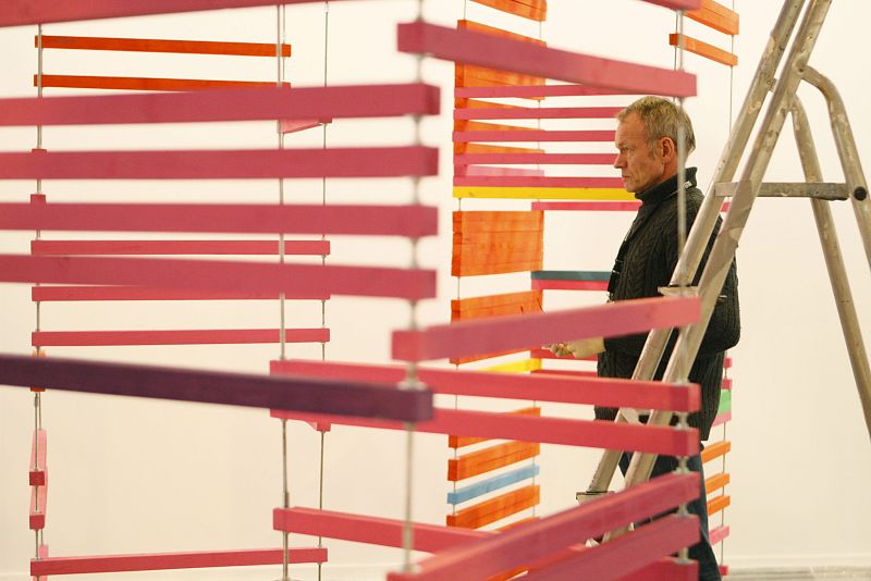 Un montador da los últimos toques a los montajes de las obras en el estand de la galería MK de Rotterdam (Holanda)