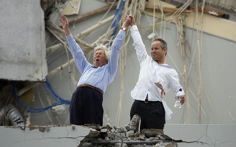 Dos hombres celebran su salida de uno de los edificios
